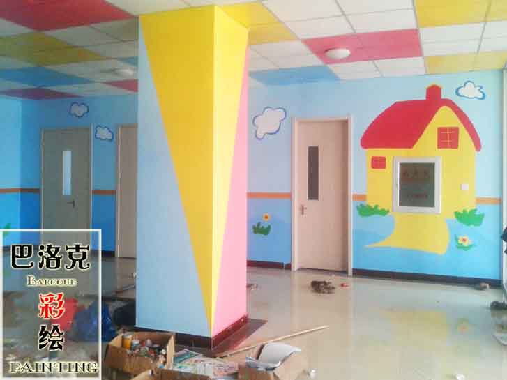 这个幼儿园位于天津市宁河县,是天津市重点建设的幼儿园之一,它的规模是天津市单体幼儿园里最大的,招生园满达到100多个班。这个幼儿园整体的设计风格是简单明了的大色块构成,主要以红黄蓝绿四个色调为主,颜色比较活泼,整体比较高大上,不落于俗套。其中活动区域配以各种小动物还有各种运动项目的卡通元素,使得整体大气之余又不是活泼的氛围。天津巴洛克幼儿园手绘公司绘制作品
